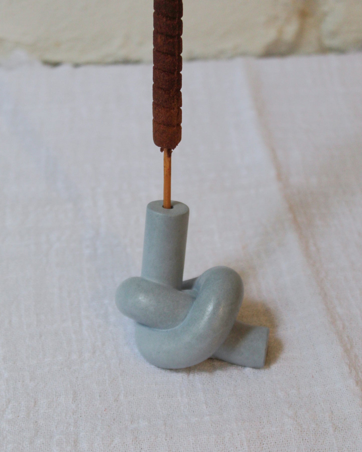 9 CHRISTOPHER Knot Incense Holder in Blue
