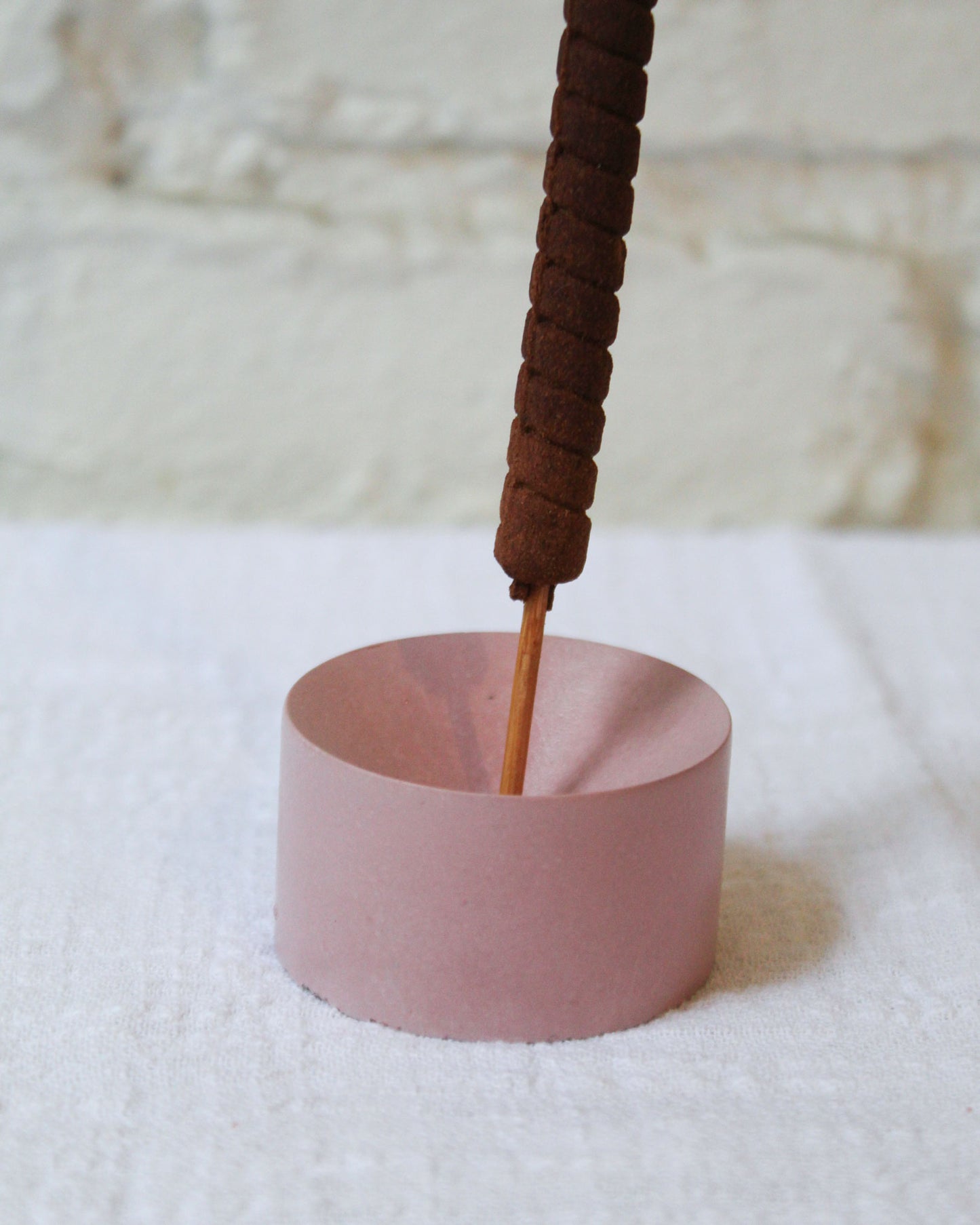 9 CHRISTOPHER Drip Incense Holder in Pink