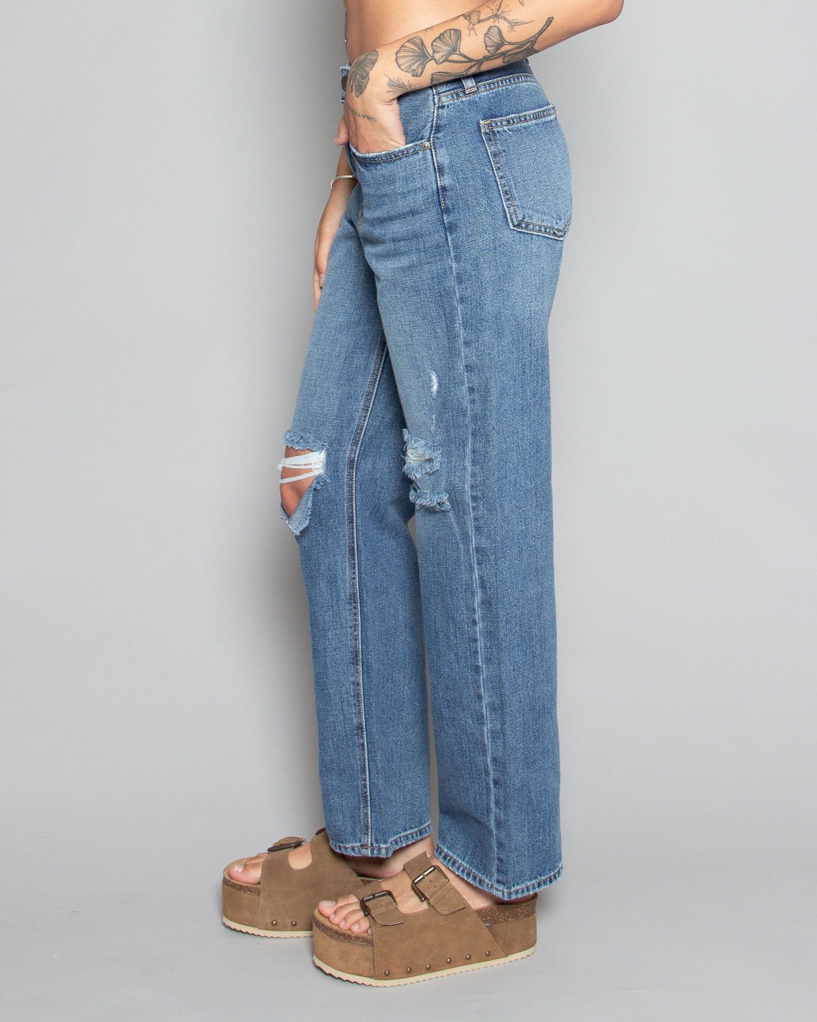 PERSONS Talia Relaxed BF Jeans in Med Wash available at Lahn.shop