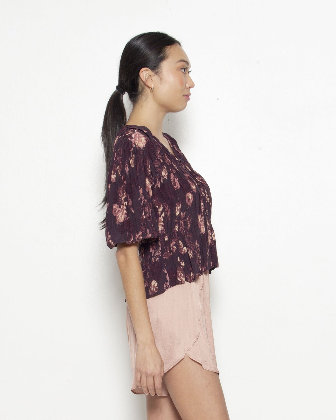 PERSONS Mandy Gathered Top in Plum Floral