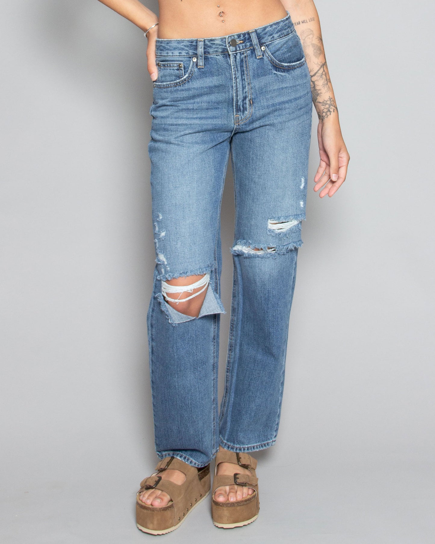 PERSONS Talia Relaxed BF Jeans in Med Wash available at Lahn.shop